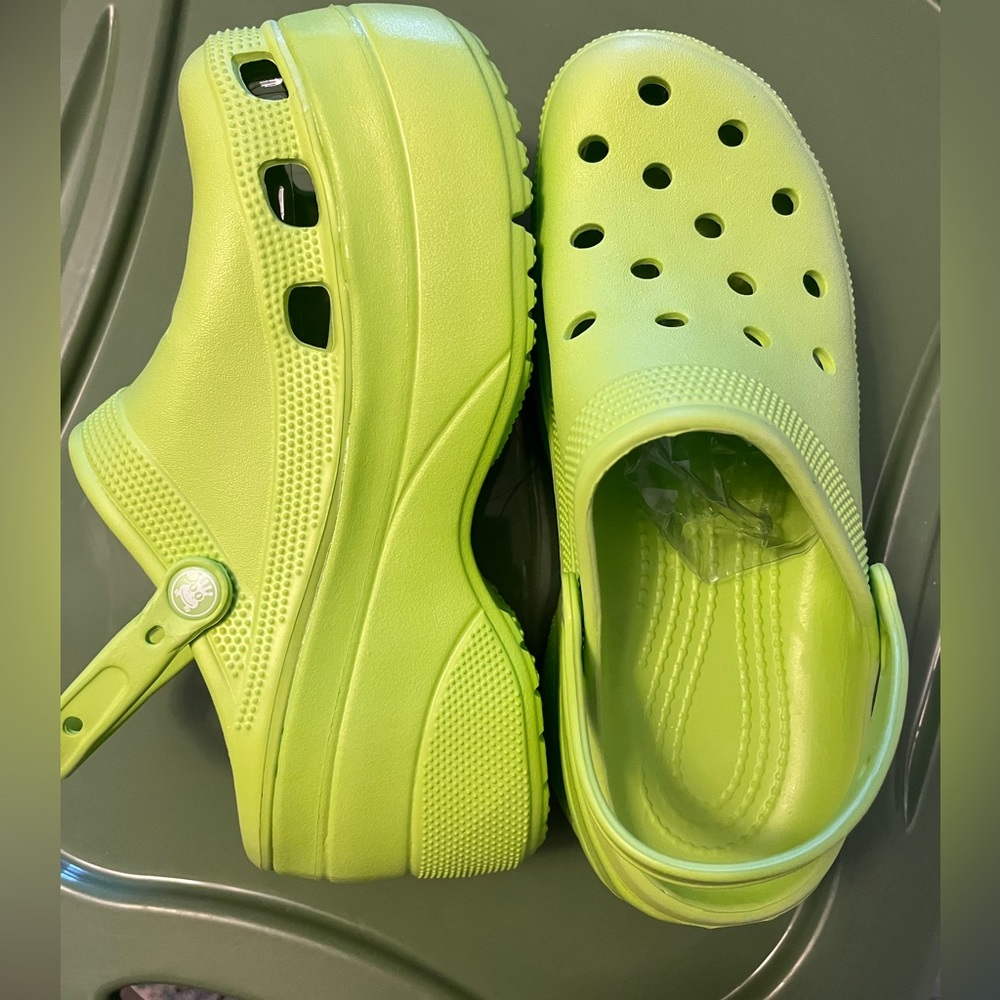 Sz 42 platform Croc look-a-likes, neon green